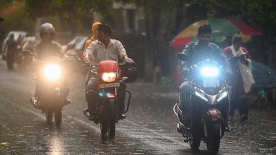 On Wednesday, the capital recorded its warmest April night in three years as the minimum temperature settled at 25.6 degrees Celsius, 5.6 degrees above normal, according to IMD. (Sanchit Khanna/Hindustan Times) On Wednesday, the capital recorded its warmest April night in three years as the minimum temperature settled at 25.6 degrees Celsius, 5.6 degrees above normal, according to IMD. (Sanchit Khanna/Hindustan Times)