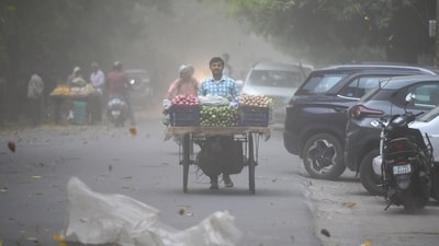 Commuters stranded in dust storm due to sudden bad weather in Noida, UP, on Thursday, April 10, 2025. (Sunil Ghosh/Hindustan Times) Commuters stranded in dust storm due to sudden bad weather in Noida, UP, on Thursday, April 10, 2025. (Sunil Ghosh/Hindustan Times)