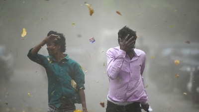 Dust storm and moderate rain hit parts of Delhi and its adjoining areas on Thursday evening amid a scorching heatwave. (Sunil Ghosh/Hindustan Times) Dust storm and moderate rain hit parts of Delhi and its adjoining areas on Thursday evening amid a scorching heatwave. (Sunil Ghosh/Hindustan Times)