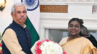 Kerala Governor Rajendra Vishwanath Arlekar calls on President Droupadi Murmu, at Rashtrapati Bhavan in New Delhi on Saturday. (President of India - X) Kerala Governor Rajendra Vishwanath Arlekar calls on President Droupadi Murmu, at Rashtrapati Bhavan in New Delhi on Saturday. (President of India - X)