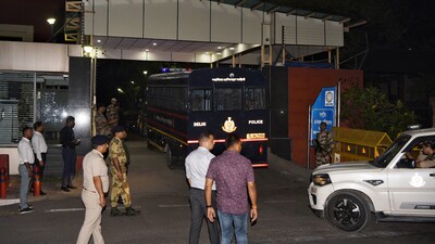 26/11 Mumbai attacks accused Tahawwur Rana being bought to National Investigation Agency (NIA) headquarters during wee hours after NIA Special Court at Patiala House grants 18-day NIA custody, in New Delhi on Friday. (ANI) 26/11 Mumbai attacks accused Tahawwur Rana being bought to National Investigation Agency (NIA) headquarters during wee hours after NIA Special Court at Patiala House grants 18-day NIA custody, in New Delhi on Friday. (ANI)