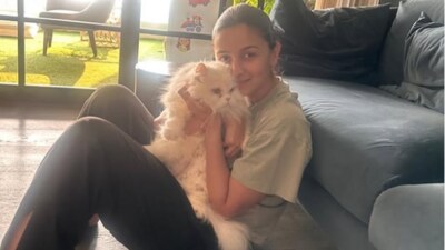 Alia Bhatt poses with her cat Edward on Pet's Day. Alia Bhatt poses with her cat Edward on Pet's Day.