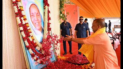 Chief minister Yogi Adityanath paying tribute to Jitna Devi, late mother of SBSP chief and cabinet minister Om Prakash Rajbhar, on her first death anniversary, at Fatehpur village in Varanasi on Friday. (Rajesh Kumar/HT photo) Chief minister Yogi Adityanath paying tribute to Jitna Devi, late mother of SBSP chief and cabinet minister Om Prakash Rajbhar, on her first death anniversary, at Fatehpur village in Varanasi on Friday. (Rajesh Kumar/HT photo)