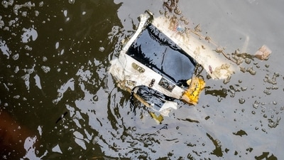 Debris floats in the water at the scene where a helicopter crashed in the Hudson River in Jersey City, New Jersey, US, on Thursday, April 10, 2025. (Bloomberg) Debris floats in the water at the scene where a helicopter crashed in the Hudson River in Jersey City, New Jersey, US, on Thursday, April 10, 2025. (Bloomberg)