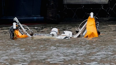 An object floats at the scene of a helicopter crash on the Hudson River near lower Manhattan in New York, as seen from Newport, New Jersey, U.S., April 10, 2025.  REUTERS/Eduardo Munoz (REUTERS)