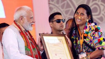 Prime Minister Narendra Modi hands over a certificate for the GI tag, in Varanasi on Friday. (ANI PHOTO) Prime Minister Narendra Modi hands over a certificate for the GI tag, in Varanasi on Friday. (ANI PHOTO)
