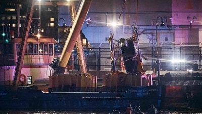 NEW JERSEY, JERSEY CITY - APRIL 10: A U.S. Army Corps of Engineers ship pulls a helicopter from the Hudson River on April 10, 2025 in Jersey City, New Jersey. Six people are dead after the sightseeing helicopter, believed to be carrying a family of tourists from Spain, crashed into the Hudson River off Lower Manhattan this afternoon. Andres Kudacki/Getty Images/AFP (Photo by ANDRES KUDACKI / GETTY IMAGES NORTH AMERICA / Getty Images via AFP) (Getty Images via AFP) NEW JERSEY, JERSEY CITY - APRIL 10: A U.S. Army Corps of Engineers ship pulls a helicopter from the Hudson River on April 10, 2025 in Jersey City, New Jersey. Six people are dead after the sightseeing helicopter, believed to be carrying a family of tourists from Spain, crashed into the Hudson River off Lower Manhattan this afternoon. Andres Kudacki/Getty Images/AFP (Photo by ANDRES KUDACKI / GETTY IMAGES NORTH AMERICA / Getty Images via AFP) (Getty Images via AFP)