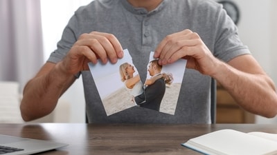 People react differently when they hear breakup news. (Shutterstock) People react differently when they hear breakup news. (Shutterstock)