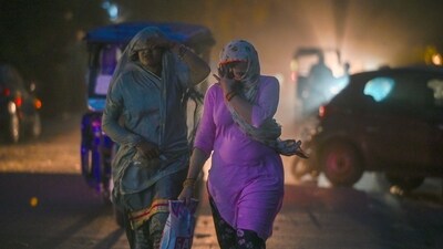 People were seen walking through the city as the strange weather took over the city after a scorching heatwave (Sunil Ghosh/HT) People were seen walking through the city as the strange weather took over the city after a scorching heatwave (Sunil Ghosh/HT)