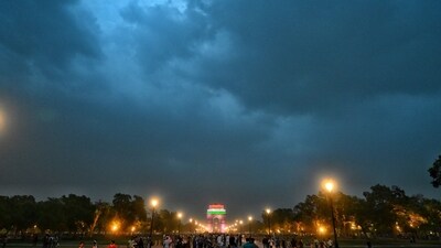For the second day in a row, a dust storm swept through Delhi and the national capital region, which disrupted traffic on roads, and in air. (Sanchit Khanna/HT) For the second day in a row, a dust storm swept through Delhi and the national capital region, which disrupted traffic on roads, and in air. (Sanchit Khanna/HT)