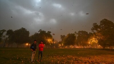 The India Meteorological Department also issued a red alert in Delhi and it's surrounding areas for a few hours due to the dust storm. (Sanchit Khanna/HT) The India Meteorological Department also issued a red alert in Delhi and it's surrounding areas for a few hours due to the dust storm. (Sanchit Khanna/HT)