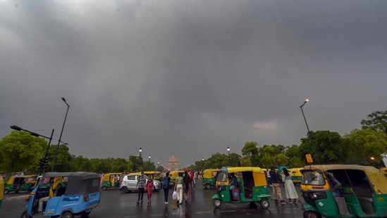 Sudden rain at Kartavya Path, India Gate in New Delhi on Thursday, April 10, 2025. (Arvind Yadav/ Hindustan Times)