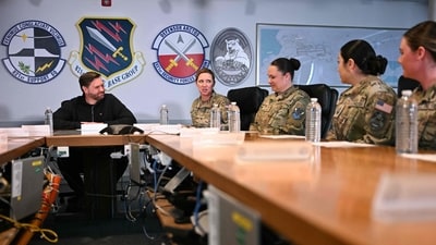 JD Vance (L) listened to Col. Susan Meyers (2L), commander of the US military's Pituffik Space Base, during a briefing at the base in Greenland on March 28, 2025. Col. (Photo by Jim WATSON / POOL / AFP) (AFP) JD Vance (L) listened to Col. Susan Meyers (2L), commander of the US military's Pituffik Space Base, during a briefing at the base in Greenland on March 28, 2025. Col. (Photo by Jim WATSON / POOL / AFP) (AFP)