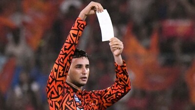 Abhishek went on to reach 100 in just 40 balls. He held up a note thanking SRH fans while celebrating his century. (PTI) Abhishek went on to reach 100 in just 40 balls. He held up a note thanking SRH fans while celebrating his century. (PTI)