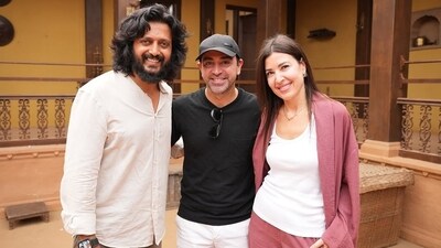 Riteish Deshmukh met Barcelona legend Xavi Hernandez on the sets of his film. (Instagram) Riteish Deshmukh met Barcelona legend Xavi Hernandez on the sets of his film. (Instagram)