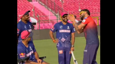 Virat Kohli shares a light moment with Rahul Dravid and Sanju Samson Virat Kohli shares a light moment with Rahul Dravid and Sanju Samson
