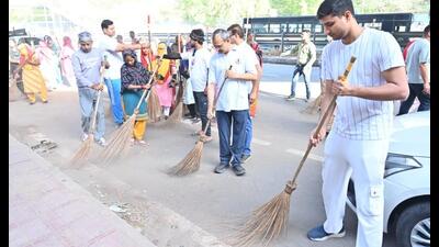 The initiative, flagged off by MCG commissioner Ashok Kumar Garg from Iffco Chowk, is aimed at transforming major intersections and arterial roads by ensuring they remain clean. (HT PHOTO)