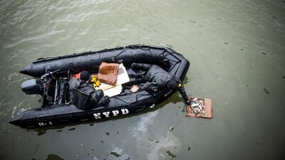 NYPD SCUBA divers gather floating debris close to the site of the April 11, 2025, helicopter crash in Jersey City's Hudson River. (Photo by EDUARDO MUNOZ ALVAREZ / GETTY IMAGES NORTH AMERICA / Getty Images via AFP) (Getty Images via AFP) NYPD SCUBA divers gather floating debris close to the site of the April 11, 2025, helicopter crash in Jersey City's Hudson River. (Photo by EDUARDO MUNOZ ALVAREZ / GETTY IMAGES NORTH AMERICA / Getty Images via AFP) (Getty Images via AFP)