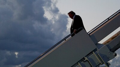 U.S. President Donald Trump disembarks Air Force One at Palm Beach International Airport, West Palm Beach, Florida, U.S., April 11, 2025. REUTERS/Nathan Howard (REUTERS)