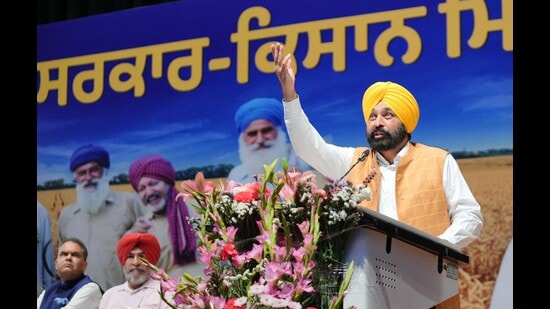 Punjab chief minister Bhagwant Singh Mann addressing the gathering here at Punjab Agricultural University (PAU) during the ‘Sarkar-Kisan Milni’ (government-farmer meet). (HT Photo)