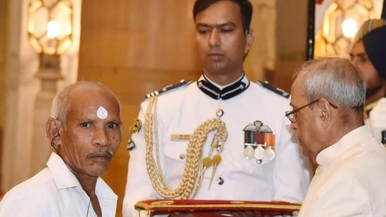 Daripalli Ramaiah being honoured with Padma Shri award by former President Pranab Mukherjee. (Humans of Hyderabad )