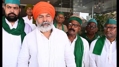 BKU leader Rakesh Tikait in Prayagraj during his stopover while on way to Fatehpur on April 13. (HT photo)
