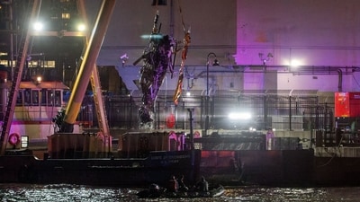 The wreckage of a helicopter that crashed into the Hudson River is extracted from the water in Jersey City, New Jersey, US. (Bloomberg)
