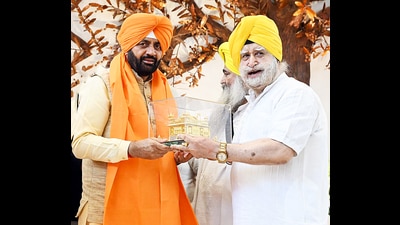 Haryana CM Nayab Singh Saini being felicitated during his visit to Gurdwara Sadh Sangat on the occasion of the Baisakhi festival, at South City 1 in Gurugram on Sunday. (ANI)