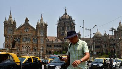 Mumbai, India – 09, April 2025: A man walk on the road side during the heat wave on a hot afternoon, at CST in Mumbai, India, on Wednesday, April 09, 2025. (Photo by Bhushan Koyande/HT Photo) Mumbai, India – 09, April 2025: A man walk on the road side during the heat wave on a hot afternoon, at CST in Mumbai, India, on Wednesday, April 09, 2025. (Photo by Bhushan Koyande/HT Photo)