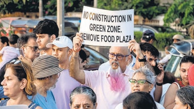 Mumbai, India - April 13, 2025: Khar and Bandra residence protest against food plaza on the Carter road in Mumbai, India, on Sunday, April 13, 2025. (Photo by Satish Bate/ Hindustan Times) (Hindustan Times) Mumbai, India - April 13, 2025: Khar and Bandra residence protest against food plaza on the Carter road in Mumbai, India, on Sunday, April 13, 2025. (Photo by Satish Bate/ Hindustan Times) (Hindustan Times)