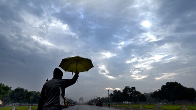 For Sunday, the IMD has predicted that the maximum temperature in Delhi will settle between 36-38 degrees Celsius. (File/Hindustan Times) For Sunday, the IMD has predicted that the maximum temperature in Delhi will settle between 36-38 degrees Celsius. (File/Hindustan Times)