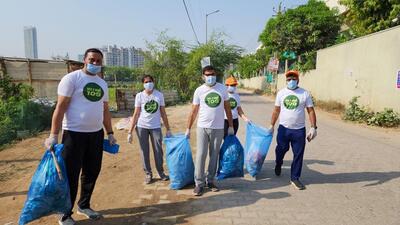 Residents during the cleaning drive on Sunday. (HT Photo) Residents during the cleaning drive on Sunday. (HT Photo)
