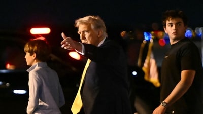 Trump gestures upon arriving at Palm Beach on Air Force One on April 13, 2025, after watching the featherweight fight between Australian fighter Alexander Volkanovski and Brazilian fighter Diego Lopes (R) during UFC 314 at the Kaseya Center in Miami. (Photo by Mandel NGAN / AFP) (AFP) Trump gestures upon arriving at Palm Beach on Air Force One on April 13, 2025, after watching the featherweight fight between Australian fighter Alexander Volkanovski and Brazilian fighter Diego Lopes (R) during UFC 314 at the Kaseya Center in Miami. (Photo by Mandel NGAN / AFP) (AFP)