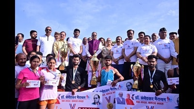 Winners of the marathon along with deputy chief minister Brajesh Pathak and others in Lucknow on Sunday. (Deepak Gupta/HT Photo) Winners of the marathon along with deputy chief minister Brajesh Pathak and others in Lucknow on Sunday. (Deepak Gupta/HT Photo)