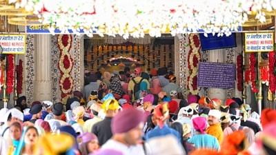 Devotees line up to enter the Gurudwara. (HT/@Sanchit Khanna) Devotees line up to enter the Gurudwara. (HT/@Sanchit Khanna)