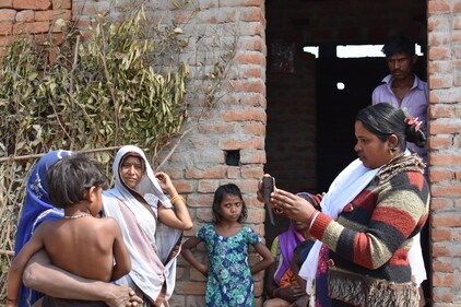 Reporter Sunita Devi reporting from village Bargarh in Mau, Chitrakoot (Khabar Lahariya)
