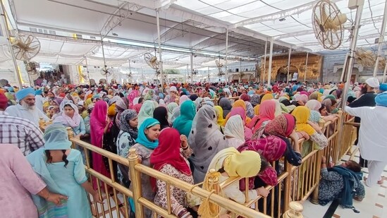 With great faith and devotion, people line up, listening to kirtans and waiting to offer prayers inside.(HT/@Sant Arora)