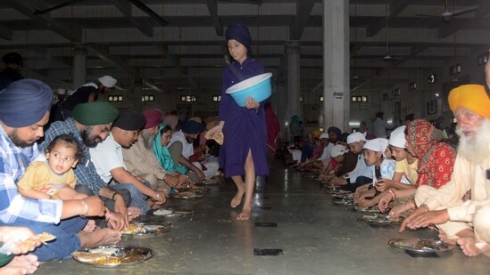 Langars are held in Gurdwara. Free hearty vegetarian meals are served.&nbsp;(HT/@Gurpreet Singh)