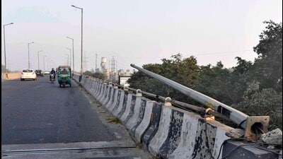A damaged light pole on Southern Bypass Road in Ludhiana. (HT Photo) A damaged light pole on Southern Bypass Road in Ludhiana. (HT Photo)
