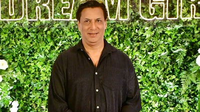 Filmmaker Madhur Bhandarkar talks about how Mahesh Bhatt pushed him to go out and take the reactions of the audience after Chandni Bar hit the theaters. Filmmaker Madhur Bhandarkar talks about how Mahesh Bhatt pushed him to go out and take the reactions of the audience after Chandni Bar hit the theaters.