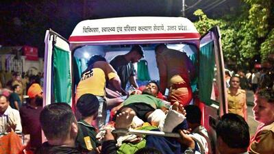 Patient being evacuated after Lok Bandhu Hospital fire in Lucknow. (HT Photo) Patient being evacuated after Lok Bandhu Hospital fire in Lucknow. (HT Photo)