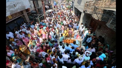People gather at Lucknow’s Musahibganj as the mortal remains of five people of a family killed in a freak accident near Jaipur, reach their house on Monday (Mushtaq Ali/HT)