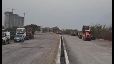 The road being constructed by the LDA under Green Corridor connecting stretches from Shaheed Path to Kisan path in Lucknow (Mushtaq Ali/HT Photo)