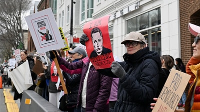 Demonstrators protest against Tesla CEO Elon Musk outside a Tesla dealership in the Georgetown neighborhood of Washington, D.C., U.S., April 12, 2025. REUTERS/Annabelle Gordon (REUTERS)