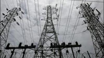 Fire broke out at dumped waste near Graf Centre on Alandi-Kalas Road at around 2.30am on Tuesday damaging power lines and disrupting electricity supply to 1.15 lakh consumers. (REUTERS (PIC FOR REPRESENTATION))