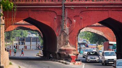 It will take two months and a cost of  ₹21.7 lakh to install the heavy-duty barriers. (HT Archive)