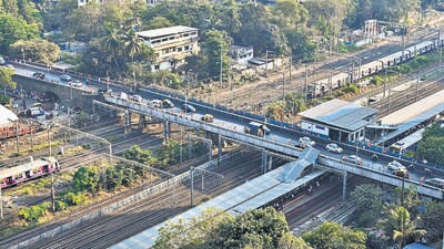 Mumbai, India. Jan 30, 2025: The Mumbai Metropolitan Region Development Authority (MMRDA) will close the Prabhadevi Railway Over Bridge for motorists in February to construct the Worli-Sewree MTHL connector and redevelop the bridge. Mumbai, India. Jan 30, 2025. (Photo by Raju Shinde/HT Photo) (Hindustan Times) Mumbai, India. Jan 30, 2025: The Mumbai Metropolitan Region Development Authority (MMRDA) will close the Prabhadevi Railway Over Bridge for motorists in February to construct the Worli-Sewree MTHL connector and redevelop the bridge. Mumbai, India. Jan 30, 2025. (Photo by Raju Shinde/HT Photo) (Hindustan Times)