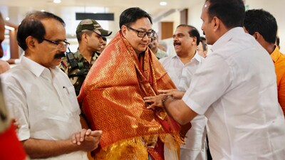 Union minister Kiren Rijiju being welcomed upon his arrival at Cochin International Airport, Kerala. (X-@KirenRijiju) Union minister Kiren Rijiju being welcomed upon his arrival at Cochin International Airport, Kerala. (X-@KirenRijiju)