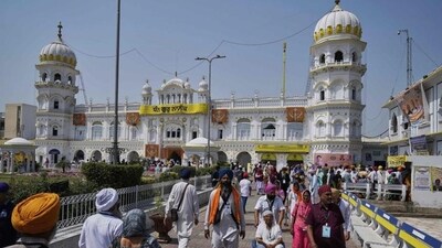Sikh pilgrims arrive to attend a ceremony to mark Baisakhi at Gurdwara Janam Asthan in Nankana Sahib, 75km from Lahore, in Pakistan on Monday. (HT photo ) Sikh pilgrims arrive to attend a ceremony to mark Baisakhi at Gurdwara Janam Asthan in Nankana Sahib, 75km from Lahore, in Pakistan on Monday. (HT photo )