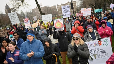 Meanwhile, Harvard University President Alan Garber refuted the Trump government's demand to ban protests and cut DEI programs to receive funding: "[Harvard] will not negotiate over its independence or constitutional rights". REUTERS/Nicholas Pfosi (REUTERS)